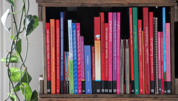 Kinderbuchautorin Katharina Mauders Kinderbuchregal, voller toller Bilderbücher und Kinderbücher