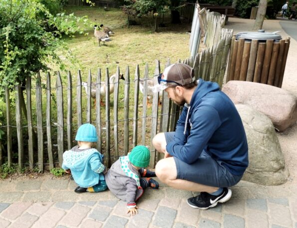 Katharina Mauders Familie im Tierpark vor einem Gänsegehege für meinen Jahresrückblick 2021.
