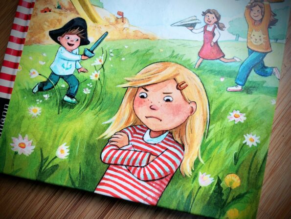 Katharina Mauders Kinderbuch mit einem frustrierten, schmollenden Mädchen, die symbolisch für die Frauen in der Kinderbuchbranche steht